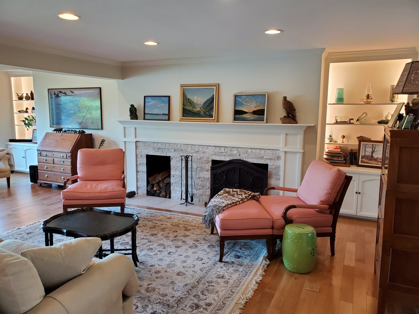 Roanoke Metropolitan living room with white fireplace and built-in shelves by Grace Alon Builders